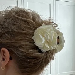 PLISSÉ COPENHAGEN Flower Hair Clamp Grey